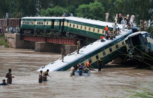 СМИ: число жертв крушения поезда в Пакистане возросло до 19 человек - ảnh 1